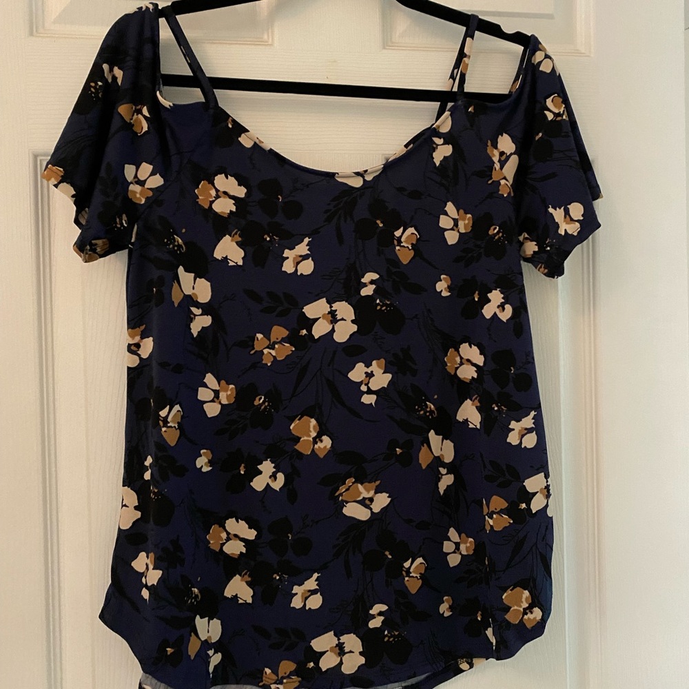 Kaleigh Valette Back Detail Cold Shoulder Knit Top *NWT*